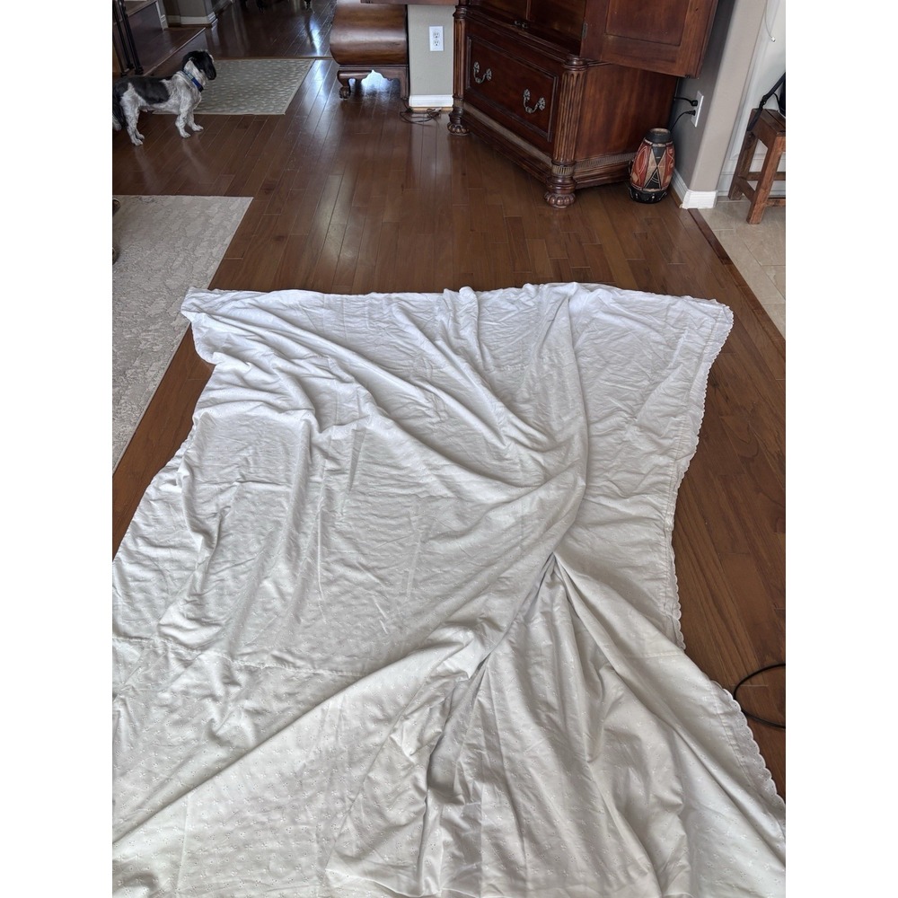 80"x80" (3) Edges Twin Eyelet Bed Covering There Is Zipper Pocket On One Side